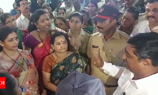 महाराष्ट्र: अंबरनाथ नगर परिषद के दौरे के दौरान शिवसेना के बागी विधायक बालाजी किनिकर को महिला शिव सैनिक के गुस्से का सामना करना पड़ा |  ठाणे समाचार – टाइम्स ऑफ इंडिया