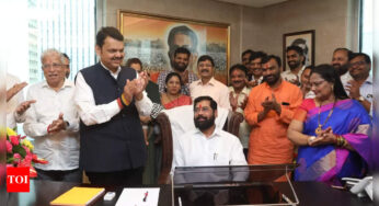 महाराष्ट्र के मुख्यमंत्री एकनाथ शिंदे ने मुंबई के मंत्रालय में कार्यभार संभाला; कार्यालय में बाल ठाकरे, आनंद दिघे की तस्वीरें | मुंबई समाचार – टाइम्स ऑफ इंडिया