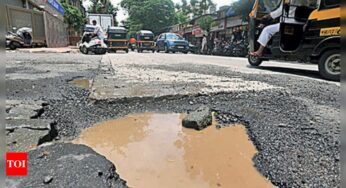 मुंबई में बारिश की जांच नहीं: मानसून के आने के बाद से 12,000 गड्ढों को भरने के लिए बीएमसी दौड़ा | मुंबई समाचार – टाइम्स ऑफ इंडिया