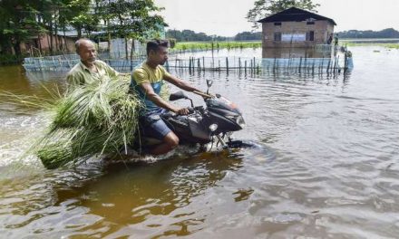 असम में अब भी 2.10 लाख से ज्यादा लोग बाढ़ के पानी में, 1 और की मौत