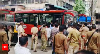 केडीएमटी और एमएसआरटीसी के कर्मचारी कल्याण बस डिपो में केडीएमटी बसों की पार्किंग को लेकर भिड़ गए | ठाणे समाचार – टाइम्स ऑफ इंडिया