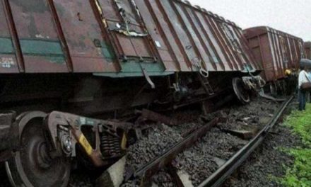 दिल्ली-रोहतक रेलवे लाइन पर मालगाड़ी पटरी से उतरी