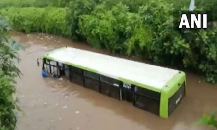 ओडिशा: खोरदा में पानी से भरे अंडरपास में सरकारी बस डूबी, 22 यात्रियों को लोगों ने बचाया |  घड़ी