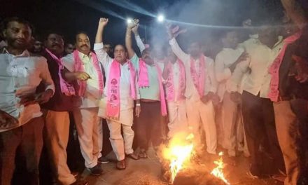 बीजेपी के ‘विधायकों को खरीदने की कोशिश’ को लेकर तेलंगाना में हाई ड्रामा, टीआरएस नेताओं ने किया विरोध प्रदर्शन