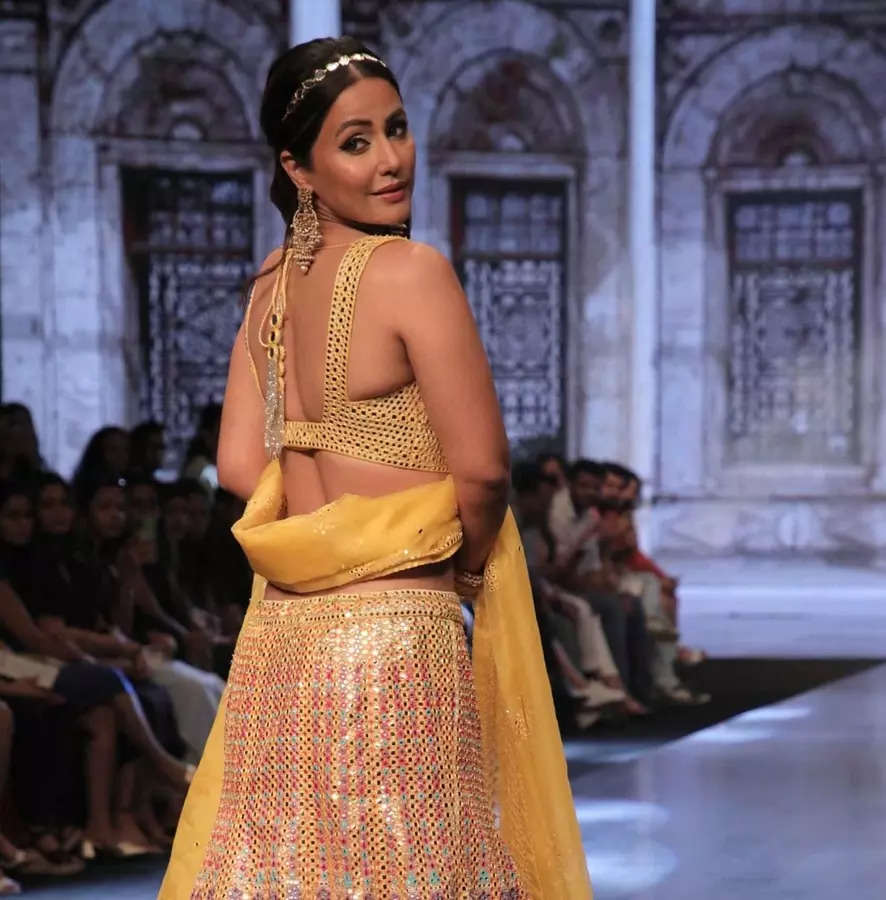मुंबई: बॉलीवुड अभिनेत्री हिना खान शुक्रवार 30 सितंबर, 2022 को मुंबई में बॉम्बे टाइम्स फैशन वीक 2022 में रैंप वॉक करती हुई। (फोटो: संजय तिवारी / आईएएनएस)