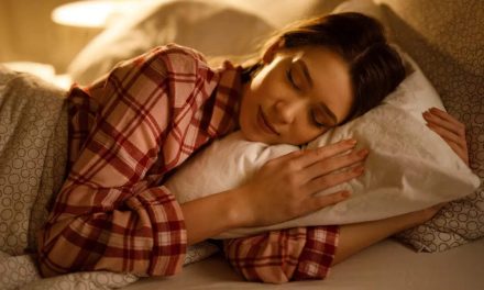 महिलाओं, नींद की कमी आपकी जानकारी से कहीं अधिक नुकसान कर रही है;  बेहतर नींद के 5 तरीके |  द टाइम्स ऑफ़ इण्डिया.