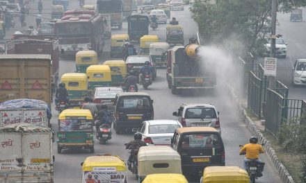दिल्ली वायु प्रदूषण: 50% सरकारी कर्मचारी ‘वर्क फ्रॉम होम’, निजी कार्यालयों को सूट का पालन करने के लिए कहा