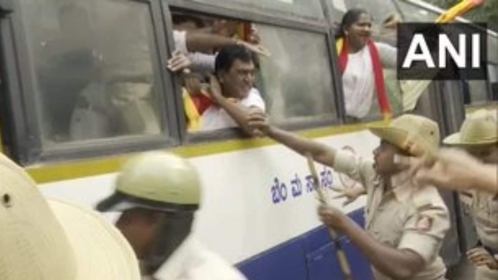 महाराष्ट्र-कर्नाटक सीमा विवाद: प्रो-कन्नड़ संगठन के सदस्यों को बेंगलुरु में विरोध प्रदर्शन के बाद हिरासत में लिया गया
