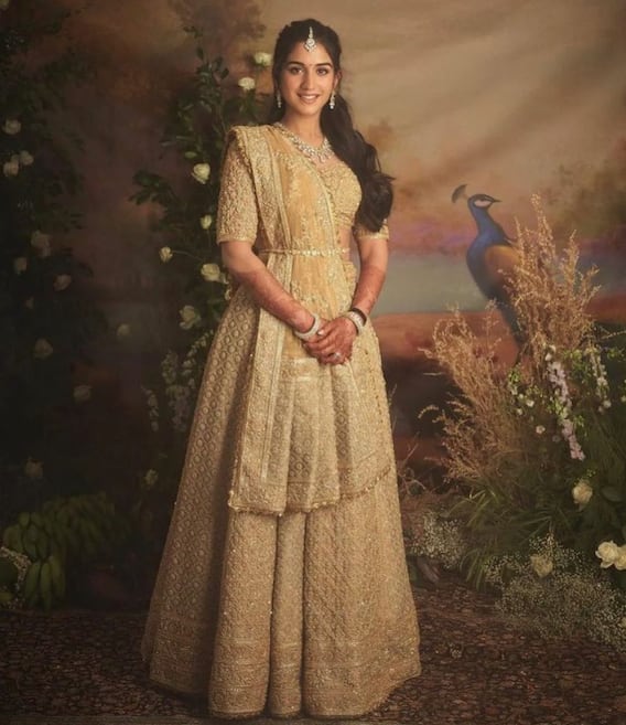 अनंत राधिका एंगेजमेंट: बेटी ईशा की शादी ज्वैलरी में दिखीं नीता अंबानी, बहू श्लोका मेहता-राधिका मर्चेंट के लुक्स पर टिकीं सब के लुकें