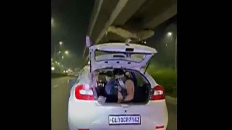 हरियाणा के गुरुग्राम में रनिंग कार से करेंसी नोट फेंकने वाले दो लोगों को वीडियो वायरल होने के बाद गिरफ्तार किया गया