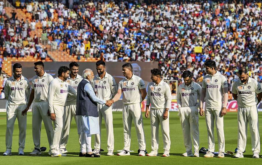 टीम इंडिया के खिलाड़ियों के साथ पीएम नरेंद्र मोदी
