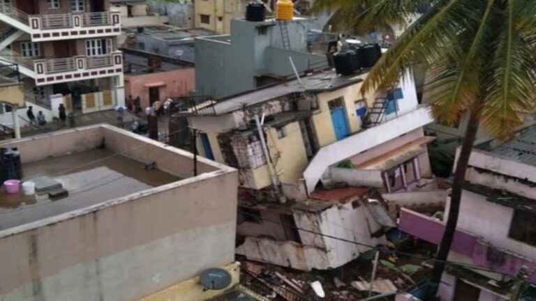 VIDEO: बैंगलोर में बारिश ने मचाई भारी तबाही, गिरे पेड़ और इमारत धराशायी, इंफोसिस कर्मियों की मौत