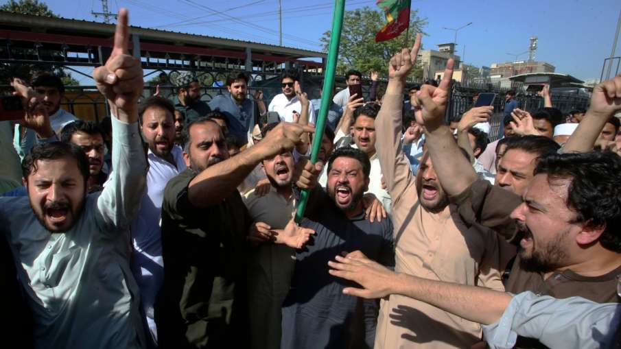 इमरान खान की गिरफ्तारी के बाद समर्थक समर्थक