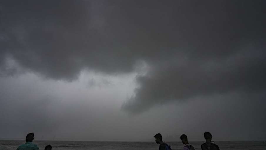 मुंबई के आसमान पर छाए घने बादल