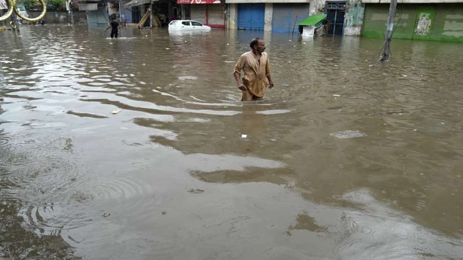 भारी बारिश से सड़कें जलमग्न हो गईं।