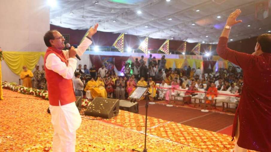जन्माष्टमी महोत्सव में भजन गाते हुए सीएम शिवराज सिंह चौहान