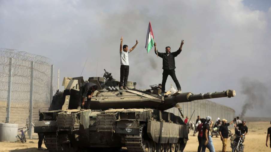 इजराइल के टैंक पर सवार हमास के हत्यारे