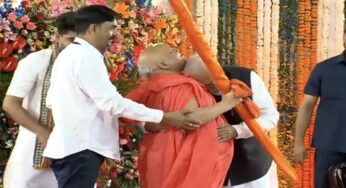 संस्था से…हाथ रॉकेट मंच तक ले गए, पीएम मोदी जगद्गुरु के रामभद्राचार्य से मिले