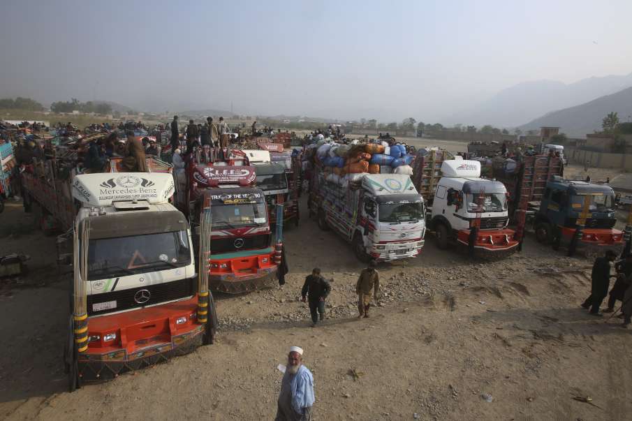 पाकिस्तान आतंकवादी सीमा की ओर बढ़ रहे अफगानी लोग।