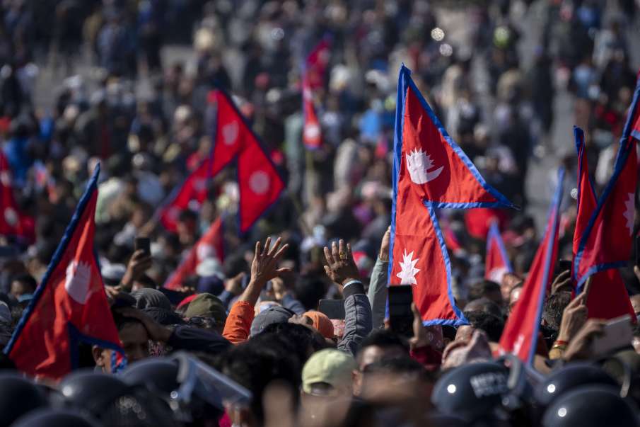 हिंदू राष्ट्र बनाने की मांग को लेकर लोग सड़कों पर विरोध प्रदर्शन कर रहे हैं