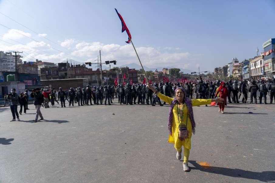 हिंदू राष्ट्र बनाने की मांग को लेकर लोग सड़कों पर विरोध प्रदर्शन कर रहे हैं