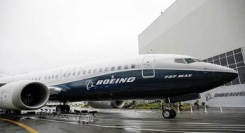 बोइंग ने एयरलाइंस को संभावित ढीले हार्डवेयर के लिए 737 MAX हवाई जहाजों का निरीक्षण करने की सलाह दी है