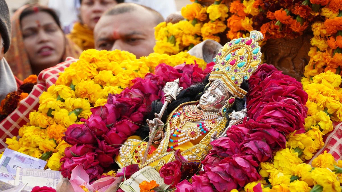 PHOTO:अयोध्या में रामलला की मूर्ति का भव्य मंदिर भ्रमण, जानें वजह 
