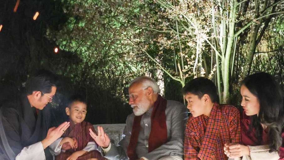 भूटान के राजा के बच्चों के साथ मोदी