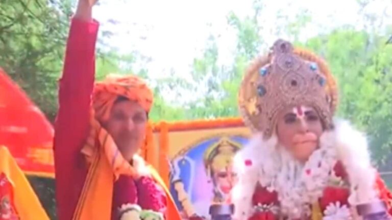 'भगवान राम के लिए संजीवनी की तरह': शोभा यात्रा में भगवान हनुमान की पोशाक में इंसुलिन लिए एक व्यक्ति के साथ दिखे सौरभ भारद्वाज |  देखें- News18