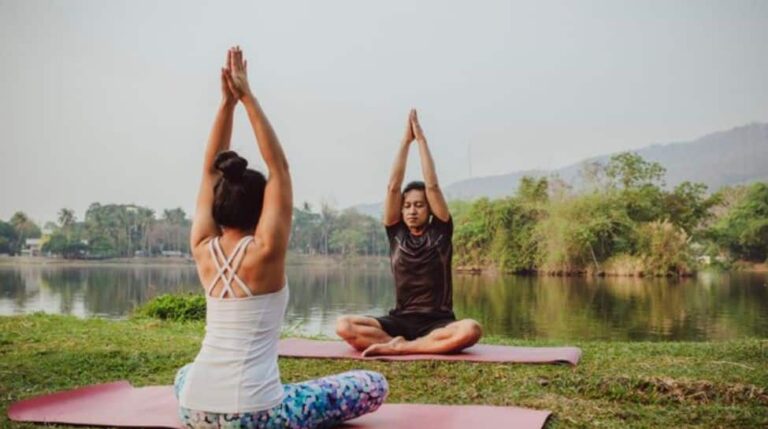 परिवर्तनकारी प्रभाव: यह जानना कि योगिक अभ्यास किस प्रकार जीवन की गुणवत्ता को बढ़ाते हैं