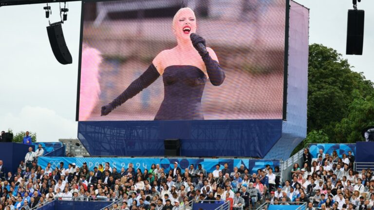 लेडी गागा ने कड़ी सुरक्षा के बीच पेरिस ओलंपिक के उद्घाटन समारोह में जलवा बिखेरा | देखें