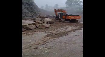 उत्तराखंड: चमोली में बद्रीनाथ राष्ट्रीय राजमार्ग पर मलबा गिरने से वाहनों की आवाजाही रुकी