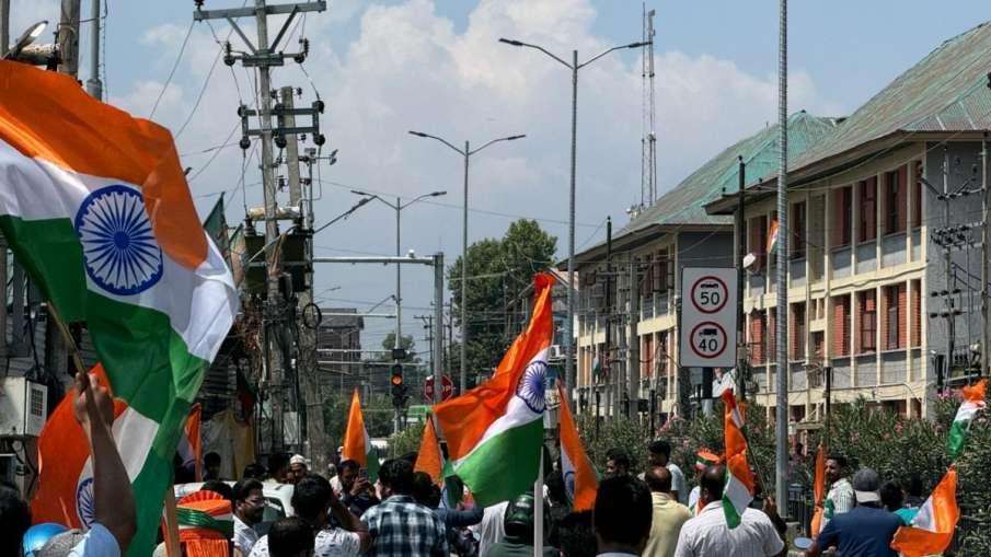 तिरंगे के रंग में रंगा कश्मीर,