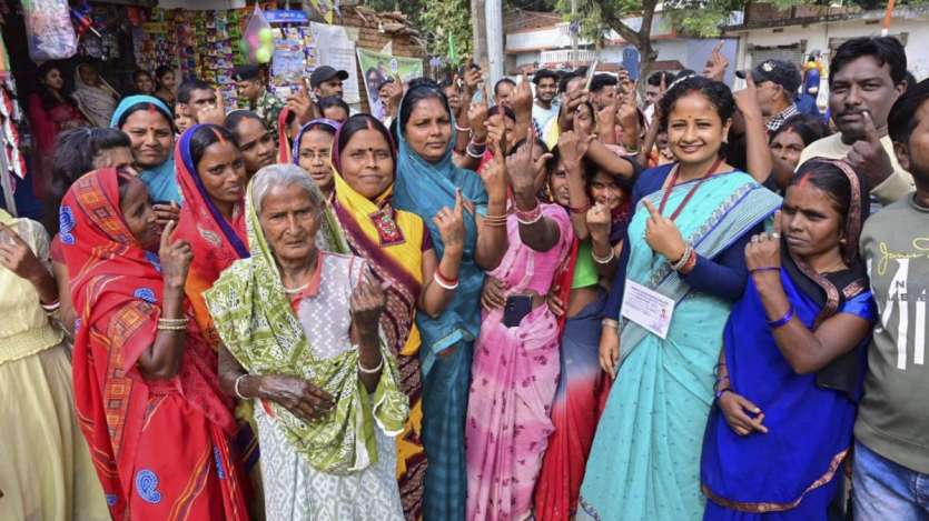 सीएम रसेल सोरेन की पत्नी की कल्पना सोरेन रांची के एक मतदान केंद्र पर एक बुजुर्ग से मिलीं। इस दौरान बड़ी संख्या में महिलाएं भी थीं।