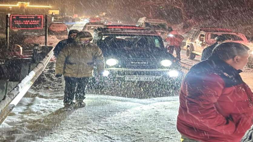 मुगल रोड, सिंथॉनटॉप में भारी मात्रा में सड़कों के कारण सड़कें भरी हुई हैं, टेलीकॉम ट्रैफिक बंद कर दिया गया है, जिसके लिए ट्रैफिक विभाग ने संपर्क किया और आम लोगों से पहले ट्रैफिक विभाग से यात्रा करने को कहा है।