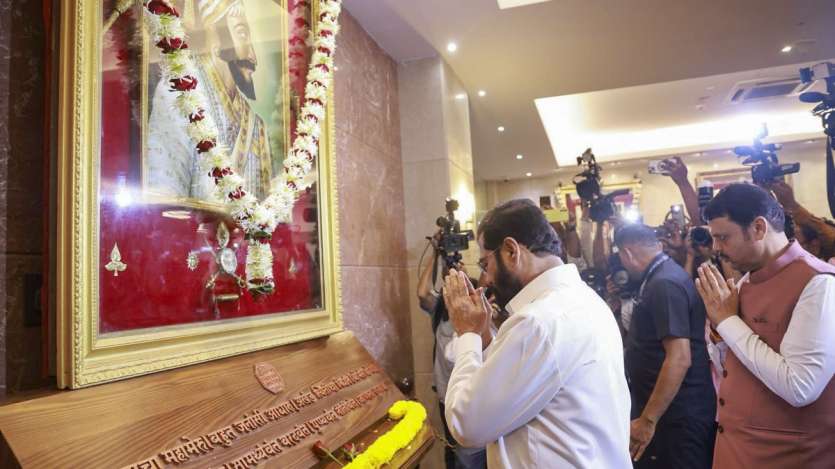 महाराष्ट्र के मुख्यमंत्री देवेन्द्र और उपमुख्यमंत्री एकनाथ शिंदे ने मुंबई में शपथ ग्रहण के बाद छत्रपति शिवाजी महाराज की तस्वीर का अनावरण किया।