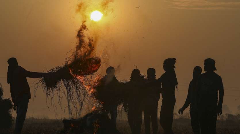 जम्मू कश्मीर में भी भीषण ठंड लग रही है। ठंड से बचने के लिए लोगों ने आग जलाई। यह तस्वीर जम्मू-कश्मीर के सीमावर्ती इलाके की है, जो भारत-सीमा पार के बिहार के करीब है।