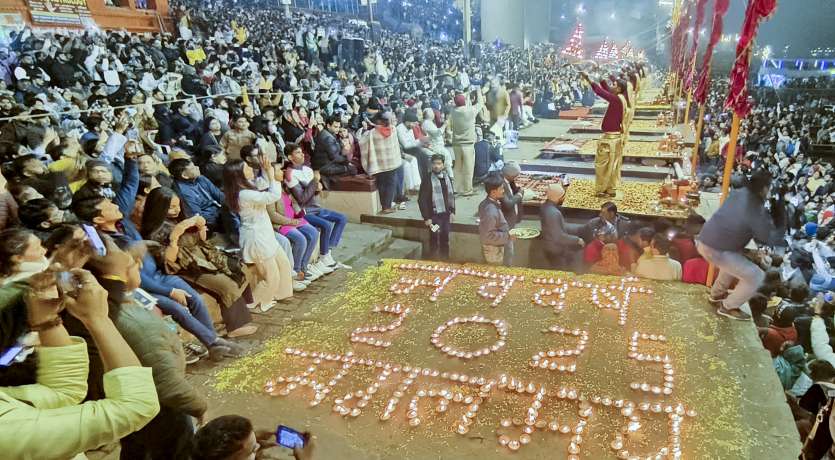 नए साल के मस्जिद पर बनारस के घाटों को दीपों से उतारा गया। बड़ी संख्या में लोग नए साल का जश्न मनाने के लिए घाट पर पहुंचे हैं। यह तस्वीर दशाश्वमेध घाट की है। 