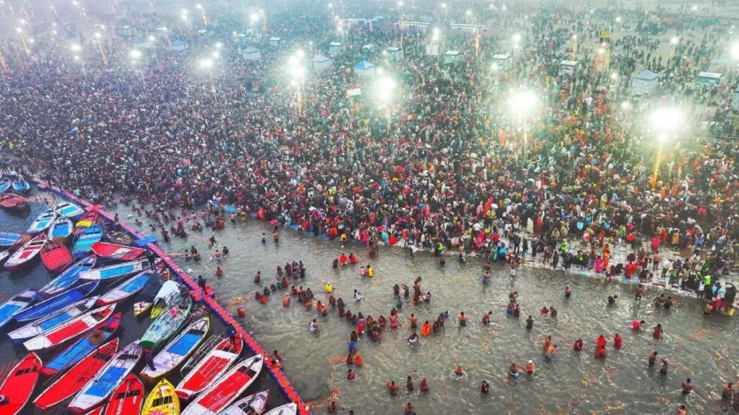 ठंड के बावजूद जोश और उत्साह से लबरेज वैभव ने रविवार को महाकुंभ में त्रिवेणी संगम पर शिरकत की। 'हर हर महादेव', 'जय श्री राम' और 'जय गंगा मैया' के जयकारे लगाते हुए मठ ने संगम पर स्नान किया।