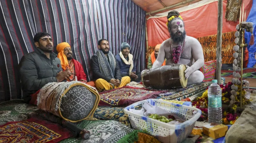 यूपी के महाकुंभ मेले के दौरान एक साधु ने अपने शिविर में भजन गाया। महाकुंभ मेले में साधु-संतों के कई रूप दर्शन को मिल रहे हैं और लोग इन दर्शनों के लिए कतार में नजर आ रहे हैं। बता दें कि महाकुंभ मेले में लाखों साधु-संतों ने अध्ययन किया था।