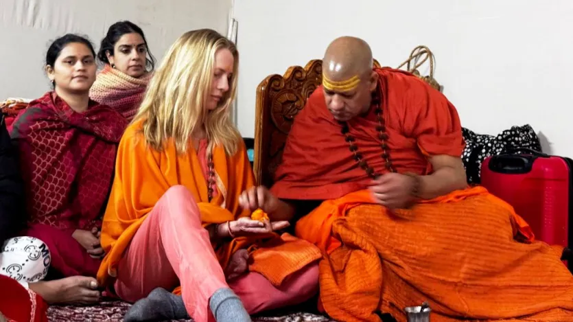 एप्पल के सह-संस्थापक स्टीव जॉब्स की पत्नी लॉरेन पॉवेल जॉब्स निक कमला ने महाकुंभ मेले के दौरान अपने गुरु और जैन क्षेत्र श्री निरंजनी के प्रमुख स्वामी कैलाशानंद गिरि से आध्यात्मिक दीक्षा ग्रहण की।