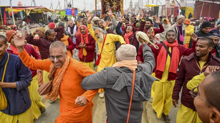 इस्कॉन भक्त महाकुंभ 2025 के दौरान संगम पर हुई शोभा यात्रा में अपने समर्थकों के प्रवेश द्वार निहारते आ रहे हैं। बता दें कि मेले में अन्य कई देशों से भी बड़ी संख्या में इस्कॉन के भक्त आए हुए हैं और समारोह की शोभा में चार चांद लगा रहे हैं।