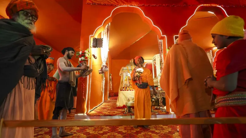 'महाकुंभ मेले' के उत्सव के दौरान श्री अर्जिना एरिना बगावत की 'आरती' के दौरान अस्वाभाविक भावों की झलक देखने को मिली। बता दें कि इस बार महाकुंभ में 40 से 50 करोड़ का हिस्सा लेने का दावा किया जा रहा है।