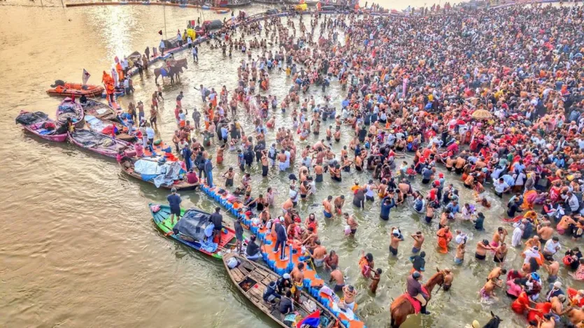 रविवार को स्नान पर्व नहीं रहने के बावजूद देश और विदेश से बड़ी संख्या में आदिवासियों ने महाकुंभ में संगम के पास सामूहिक स्नान कराया। इससे पहले मंगलवार को विभिन्न अखाड़ों के संतों ने मकर संक्रांति के अवसर पर महाकुंभ में पहला अमृत स्नान कराया था। मकर संक्रांति पर त्रिवेणी संगम में करीब 3.5 करोड़ की आय हुई।