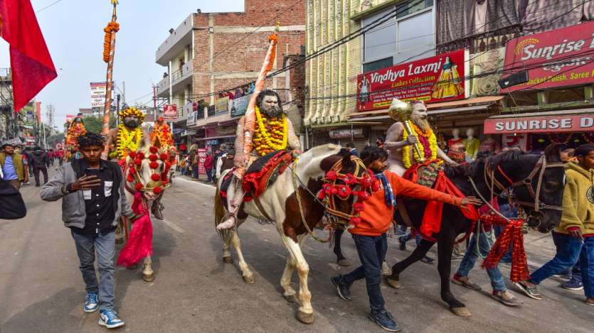 नागा साधु श्रद्धेय सन्यासी हैं जो अपने गहन आध्यात्मिक तत्व और तत्व के पूर्ण त्याग के लिए जाते हैं। 