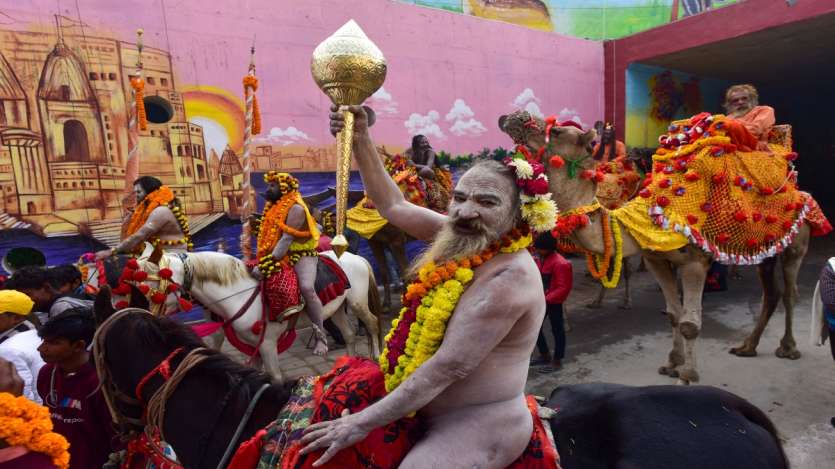 नागा साधुओं ने आक्रमणकारियों और मुगलों से शिव पोस्तो की चुनौती रक्षा की। योद्धाओं और विद्वान शिक्षकों के रूप में उनके मित्र आज भी उनके शिष्यों में से एक हैं।