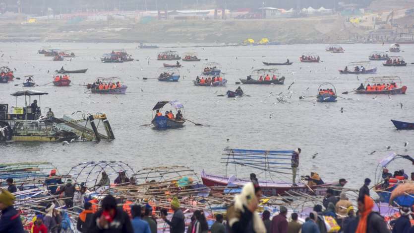 तीर्थयात्रियों और अन्य तीर्थयात्रियों की सुविधाओं में 92 तीर्थयात्रियों की यात्रा की गई है और 30 पंटून पुलों का निर्माण किया गया है। इसके साथ ही भारत की संस्कृति और विविधता का चित्रण करने के लिए विभिन्न समुद्र तटों के 800 साइन बोर्ड का निर्माण कार्य किया जा रहा है। तस्वीरों में आप नए साल के पहले दिन संगम पर नौका विहार का आनंद लोग देख सकते हैं।