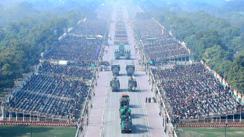 परेड की 'फुल ड्रेस रिहर्सल' पूरी होने के तुरंत बाद यहां मीडिया से बातचीत में मेजर जनरल टाटा ने कहा कि इस भव्य समारोह में कई जगह मंच, विभिन्न प्रकार की जीवंत हुंकारों के साथ-साथ देश की समृद्ध विरासत के साथ भारत की सैन्य शक्ति का प्रदर्शन किया जाएगा. टी-90 'भीष्म' टैंक, ब्रह्मोस और पिनाका मिसाइल सिस्टम, आकाश अस्त्र सिस्टम, शॉर्ट एसएएन ब्रिजिंग सिस्टम 10 मीटर, नागा मिसाइल सिस्टम, मल्टी क्राफ्ट डिजाइन लॉन्चर सिस्टम 'अग्निबाण' और 'बजरंग' (लाइट स्पेशलिस्ट आस्कल्स) का परेड में प्रदर्शन किया जाएगा.