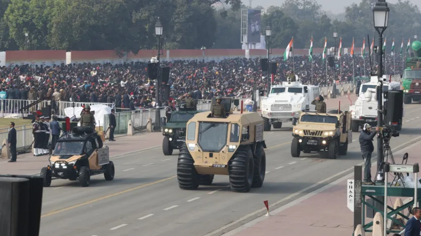 मार्चिंग कॉलम में ब्रिगेड ऑफ द गार्ड्स, जेट रेजिमेंट, वाल राइफल्स रेजिमेंट, जेएंडके लाइट इन्फैंट्री (जेकेएलआई) रेजिमेंट और कोर ऑफ इंजीनियर्स की टुक टुकड़ियां शामिल हैं। इस वर्ष गणतंत्र दिवस समारोह का मुख्य विषय संविधान लागू होने वाली 75वीं वर्षगांठ है और हुनकी का विषय 'स्वर्णिम भारत: विरासत और विकास' है।