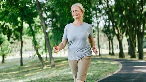 महिला वॉकिंग